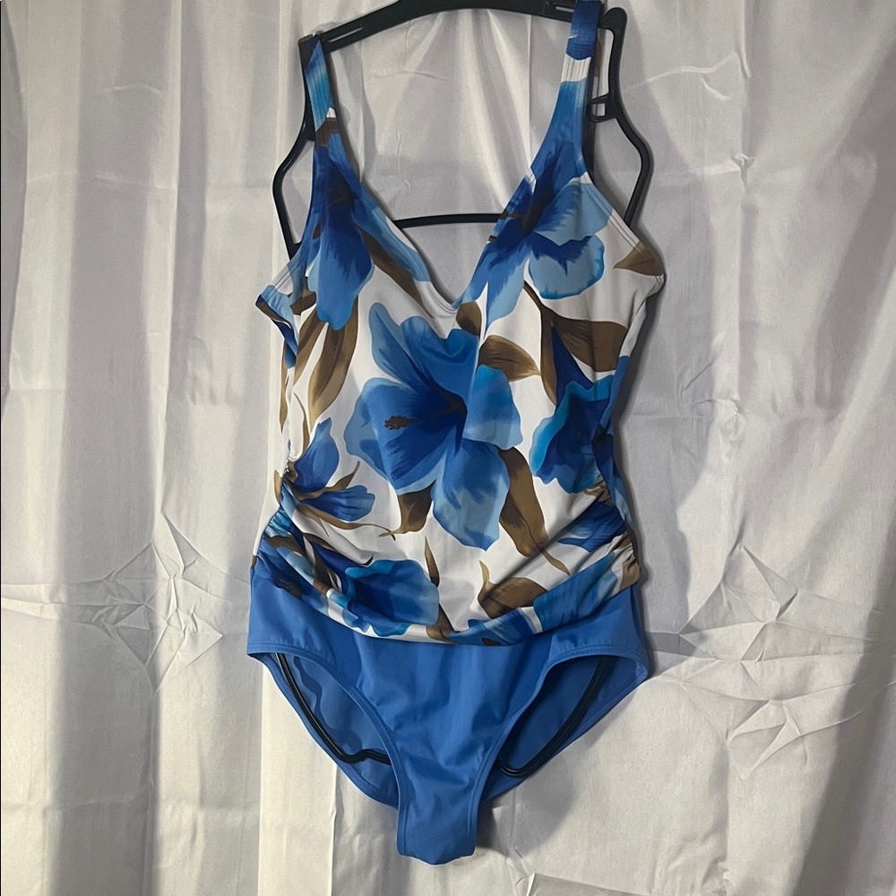 Plus size White Stag Blue Floral Women's One Piece Swimsuit NWOT size 18/20